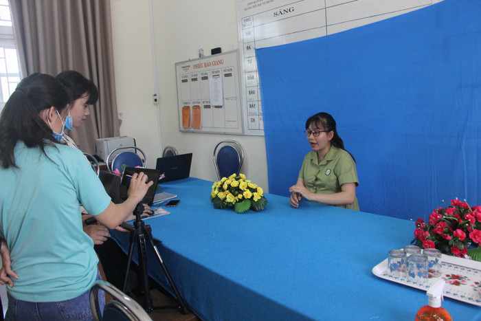 Các thầy cô đã làm việc rất vất vả trong những ngày học sinh nghỉ học vì dịch bệnh.