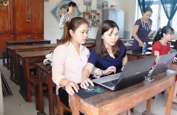 Các cô giáo Trường tiểu học Võ Thị Sáu soạn bài giảng online tại trường.