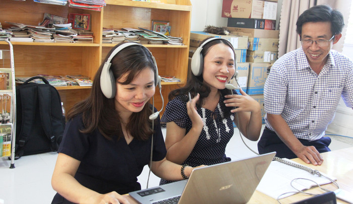 Các cô giáo thu âm bài giảng để chuyển tải lên mạng.