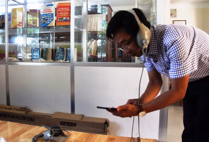 Thầy Nguyễn Thái Phong – Hiệu trưởng Trường Tiểu học Võ Thị Sáu kiểm tra thiết bị thu âm bài giảng (thiết bị được trưng dụng từ phòng học tiếng Anh).