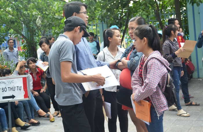 Số lượng thí sinh biết đến thông tin của các rường thành viên Đại học Đà Nẵng qua mạng internet ngày càng nhiều hơn. (trong ảnh: thí sinh làm thủ tục xét tuyển nguyện vọng 2 tại Đại học Đà Nẵng năm 2016). Ảnh: AN Số lượng thí sinh biết đến thông tin của các rường thành viên Đại học Đà Nẵng qua mạng internet ngày càng nhiều hơn. (trong ảnh: thí sinh làm thủ tục xét tuyển nguyện vọng 2 tại Đại học Đà Nẵng năm 2016). Ảnh: AN