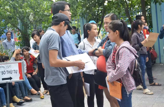 Số lượng thí sinh biết đến thông tin của các rường thành viên Đại học Đà Nẵng qua mạng internet ngày càng nhiều hơn. (trong ảnh: thí sinh làm thủ tục xét tuyển nguyện vọng 2 tại Đại học Đà Nẵng năm 2016). Ảnh: AN