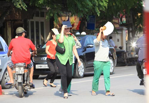 Nắng gắt khiến người đi đường thấy khó chịu Nắng gắt khiến người đi đường thấy khó chịu