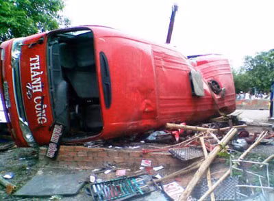 Hiện trường vụ tai nạn xe khách khiến 14 người thương vong - Ảnh Hoàng Lê