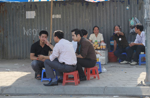 Nhiều người tìm đến quán trà đá vỉa hè để "giải nhiệt" Nhiều người tìm đến quán trà đá vỉa hè để "giải nhiệt"