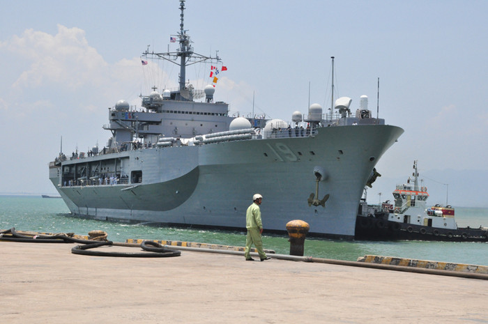 Trong khuôn khổ chuyến thăm lần này, các thủy thủ đoàn sẽ có cuộc giao lưu trao đổi kinh nghiệm về tìm kiếm cứu hộ cứu nạn trên biển trên tàu USS Chafee, trao đổi Hải quân song phương Việt Nam - Hoa Kỳ trên tàu USS Blue Ridge, trao đổi chuyên môn về y học dưới nước, y học lặn và buồng cao áp trên tàu USNS Safeguard.... Trong khuôn khổ chuyến thăm lần này, các thủy thủ đoàn sẽ có cuộc giao lưu trao đổi kinh nghiệm về tìm kiếm cứu hộ cứu nạn trên biển trên tàu USS Chafee, trao đổi Hải quân song phương Việt Nam - Hoa Kỳ trên tàu USS Blue Ridge, trao đổi chuyên môn về y học dưới nước, y học lặn và buồng cao áp trên tàu USNS Safeguard....