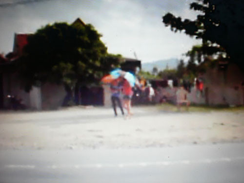 Đứng che dù mời chào khách Đứng che dù mời chào khách