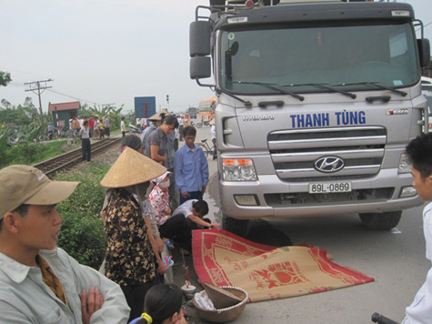 Sau khi gây tai nạn, tài xế xe tải đã bỏ trốn. Sau khi gây tai nạn, tài xế xe tải đã bỏ trốn.