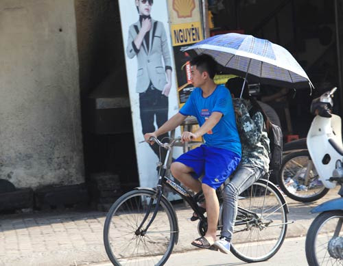 Chiếc ô này không đủ để che nắng Chiếc ô này không đủ để che nắng