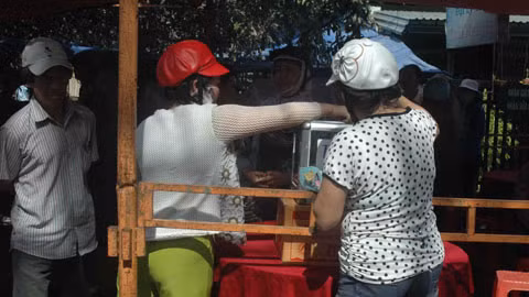 Người dân xót thương góp tiền chia sẻ nỗi đau cùng gia đình nạn nhân