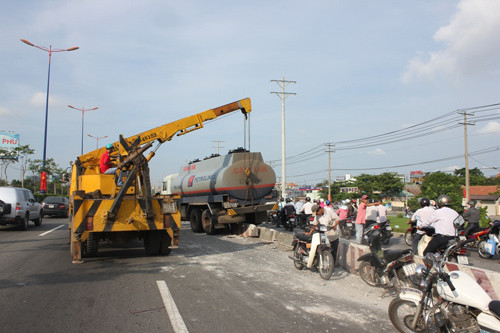 Xe bồn Petrolimex gặp nạn, Xa lộ Hà Nội “suýt” đỏ lửa ảnh 2 Hiện trường sự cố giao thông suýt xảy ra thảm họa trên XLHN.