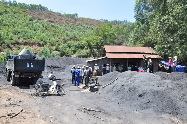 Đến sáng nay (ngày 25/4), các lực lượng chức năng vẫn đang cố gắng hút nước để đưa thi thể các nạn nhân ra khỏi hầm. Đến sáng nay (ngày 25/4), các lực lượng chức năng vẫn đang cố gắng hút nước để đưa thi thể các nạn nhân ra khỏi hầm.