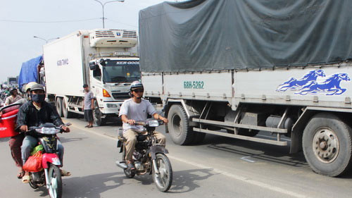Mất lái, 3 ô tô "dính" vào nhau trên QL 1A ảnh 1 Mất lái, 3 ô tô "dính" vào nhau trên QL 1A, Tin tức trong ngày, tai nan lien hoan, tai nan giao thong, tai nan, xe tai, xe dong lanh, xe tai mat lai, xe mat lai, bao, tin nhanh, tin hot, tin tuc
