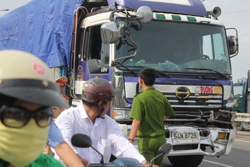 Mất lái, 3 ô tô "dính" vào nhau trên QL 1A ảnh 4 Mất lái, 3 ô tô "dính" vào nhau trên QL 1A, Tin tức trong ngày, tai nan lien hoan, tai nan giao thong, tai nan, xe tai, xe dong lanh, xe tai mat lai, xe mat lai, bao, tin nhanh, tin hot, tin tuc