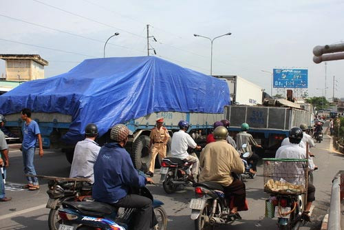 Mất lái, 3 ô tô "dính" vào nhau trên QL 1A ảnh 2 Mất lái, 3 ô tô "dính" vào nhau trên QL 1A, Tin tức trong ngày, tai nan lien hoan, tai nan giao thong, tai nan, xe tai, xe dong lanh, xe tai mat lai, xe mat lai, bao, tin nhanh, tin hot, tin tuc