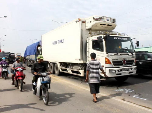 Mất lái, 3 ô tô "dính" vào nhau trên QL 1A ảnh 3 Mất lái, 3 ô tô "dính" vào nhau trên QL 1A, Tin tức trong ngày, tai nan lien hoan, tai nan giao thong, tai nan, xe tai, xe dong lanh, xe tai mat lai, xe mat lai, bao, tin nhanh, tin hot, tin tuc