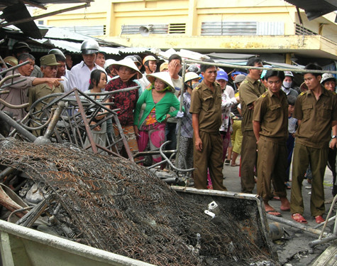 Người dân hiếu kỳ tụ tập rất đông ở hiện trường vụ cháy