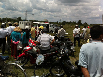 Đông đảo người dân tới xem Công an tỉnh Tiền Giang khám nghiệm hiện trường