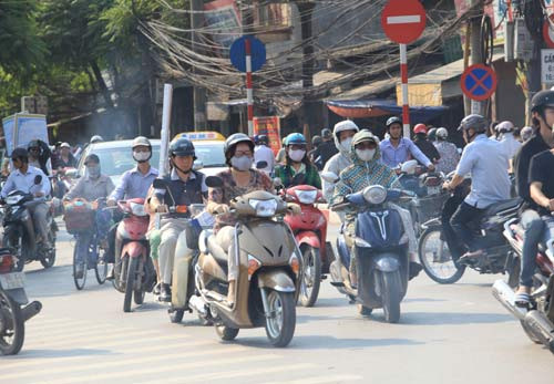 Nắng và bụi khiến chiếc khẩu trang trở nên hữu dụng Nắng và bụi khiến chiếc khẩu trang trở nên hữu dụng
