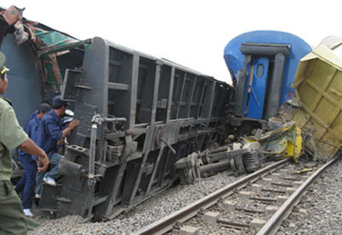 Xe ben 61P – 3728 do tài xế Mai Văn Trọng (ngụ Châu Thành, Bến Tre) điều khiển chở đầy đất đá, khi qua điểm giao nhau giữa đường sắt và đường liên xã (không rào chắn) do không quan sát nên va chạm với tàu hỏa SPT2 đang trên đường từ TP.HCM về ga Phan Thiết.