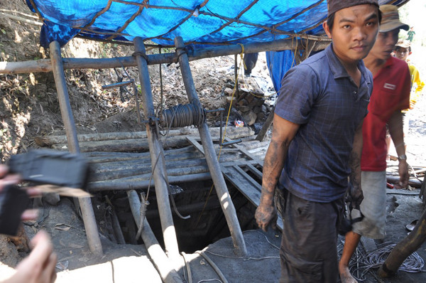 Trong suốt đêm qua 24/4 và đến trưa ngày 25/4, lực lượng cứu hộ vẫn tích cực điều động gần 10 máy bơm nước lớn nhỏ để cố gắng đưa nước lên mặt đất và đưa thi thể các nạn nhân lên khỏi miệng hầm. Trong suốt đêm qua 24/4 và đến trưa ngày 25/4, lực lượng cứu hộ vẫn tích cực điều động gần 10 máy bơm nước lớn nhỏ để cố gắng đưa nước lên mặt đất và đưa thi thể các nạn nhân lên khỏi miệng hầm.