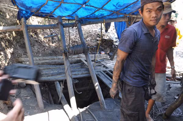 Trong suốt đêm qua 24/4 và đến trưa ngày 25/4, lực lượng cứu hộ vẫn tích cực điều động gần 10 máy bơm nước lớn nhỏ để cố gắng đưa nước lên mặt đất và đưa thi thể các nạn nhân lên khỏi miệng hầm. Trong suốt đêm qua 24/4 và đến trưa ngày 25/4, lực lượng cứu hộ vẫn tích cực điều động gần 10 máy bơm nước lớn nhỏ để cố gắng đưa nước lên mặt đất và đưa thi thể các nạn nhân lên khỏi miệng hầm.