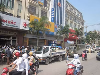 Hàng trăm người bức xúc bao vây BVĐK Kinh Bắc. Ảnh: X.Trường.