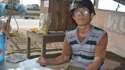 Ông Đang chia sẻ công việc mình đang làm. Ông Đang chia sẻ công việc mình đang làm.