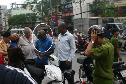 Người đàn ông (trong vòng tròn) phải khuất phục. Kế bên là đồng minh được gọi đến chi viện Người đàn ông (trong vòng tròn) phải khuất phục. Kế bên là đồng minh được gọi đến chi viện