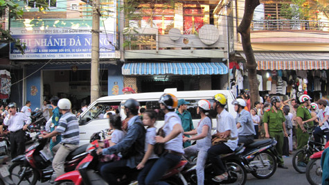 Rất đông người dân hiếu kỳ đã chứng kiến vụ tai nạn thương tâm Rất đông người dân hiếu kỳ đã chứng kiến vụ tai nạn thương tâm