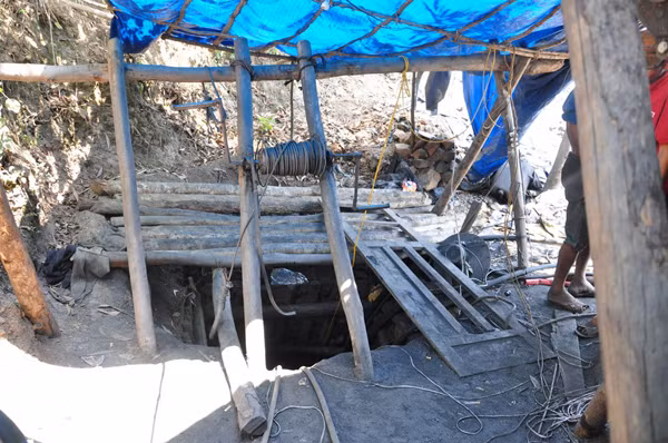 Nguyên nhân sập hầm ban đầu được xác định do bục túi nước ở độ sâu hơn 40m. Khi tai nạn xảy ra, trong mỏ có 3 công nhân đang làm việc. Nguyên nhân sập hầm ban đầu được xác định do bục túi nước ở độ sâu hơn 40m. Khi tai nạn xảy ra, trong mỏ có 3 công nhân đang làm việc.