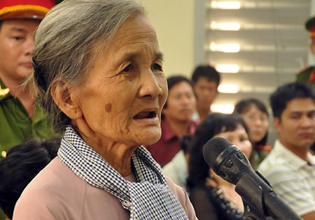 Bà Tám Nga (mẹ của cố nhà báo Hoàng Hùng). Bà Tám Nga (mẹ của cố nhà báo Hoàng Hùng).