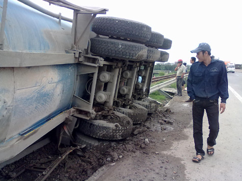 Chiếc xe lật nghiêng trên đoạn đường sắt khiến nhiều chuyến tàu Bắc - Nam bị trễ giờ trong sáng nay. Chiếc xe lật nghiêng trên đoạn đường sắt khiến nhiều chuyến tàu Bắc - Nam bị trễ giờ trong sáng nay.
