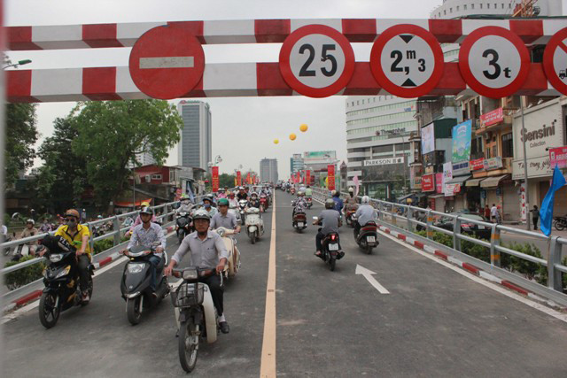 Tải trọng thiết kế của cầu 3 tấn. Cầu gồm 8 nhịp dầm giản đơn, mỗi nhịp 24 m, chiều dài cầu tính cả đường đầu cầu 246m. Khổ cầu 9m (trong đó có 2 làn đường hỗn hợp dành cho xe ô tô con và xe máy) Tải trọng thiết kế của cầu 3 tấn. Cầu gồm 8 nhịp dầm giản đơn, mỗi nhịp 24 m, chiều dài cầu tính cả đường đầu cầu 246m. Khổ cầu 9m (trong đó có 2 làn đường hỗn hợp dành cho xe ô tô con và xe máy)