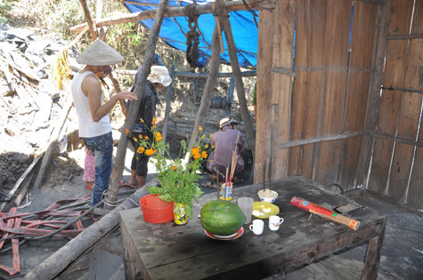 Sáng nay (25/4), lực lượng chức năng huyện Đại Lộc đã linh động thuê một máy phát điện loại lớn chở đến bằng xe tải nhưng cũng gặp sự cố Sáng nay (25/4), lực lượng chức năng huyện Đại Lộc đã linh động thuê một máy phát điện loại lớn chở đến bằng xe tải nhưng cũng gặp sự cố