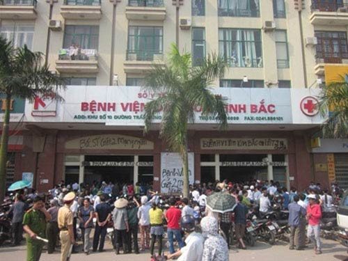 Bệnh viện bị gia đình sản phụ mang quan tài đến mở cửa trở lại ảnh 1 BV bị mang quan tài đến mở cửa trở lại, Tin tức trong ngày, san phu chet oan, thai phu chet oan, nguoi chua cua ma, thai phu chet, bac si, benh nhan, san phu bac ninh, mang quan tai den benh vien, bao, tin nhanh, tin hot, tin tuc