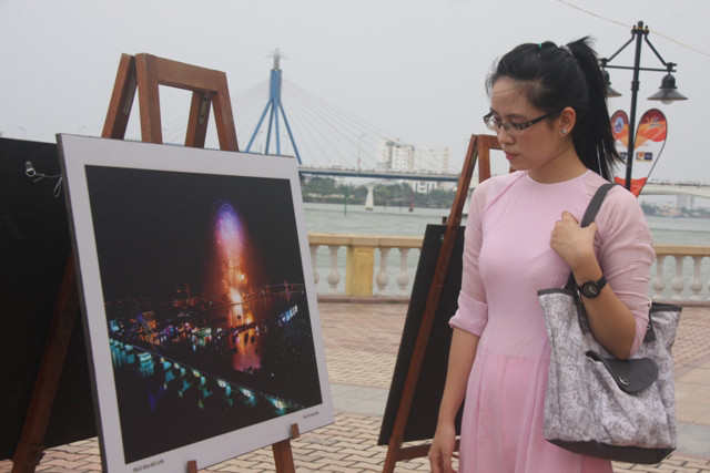 Những bức ảnh pháo hoa tại triển lãm đã được ghi lại với nhiều góc độ... Những bức ảnh pháo hoa tại triển lãm đã được ghi lại với nhiều góc độ...