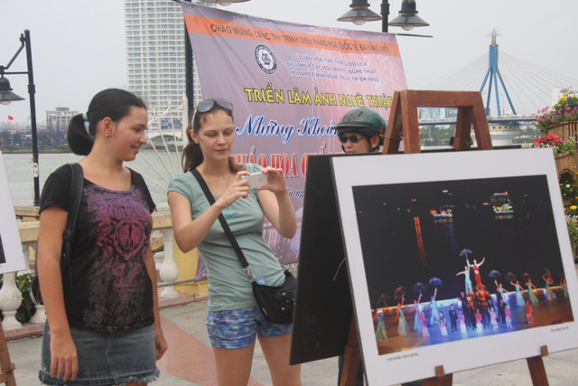 Đây là một trong những hoạt động phụ trợ nhằm phục vụ khách du lịch khi đến với thành phố Đà Nẵng trong dịp nghỉ lễ 30-4 và 1-5. Đây là một trong những hoạt động phụ trợ nhằm phục vụ khách du lịch khi đến với thành phố Đà Nẵng trong dịp nghỉ lễ 30-4 và 1-5.