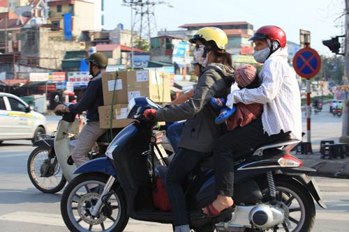 Người lớn, trẻ em bịt kín mít khi ra đường vào buổi trưa Người lớn, trẻ em bịt kín mít khi ra đường vào buổi trưa