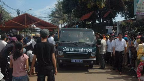 Hàng trăm người dân xót thương tiễn đưa các nạn nhân