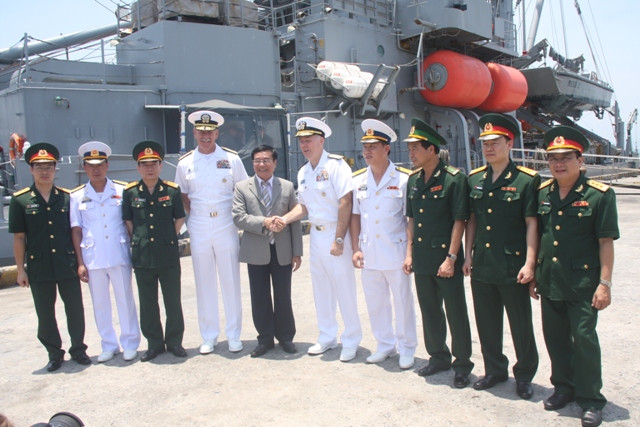 Trưa ngày 23-4, 3 tàu Hải quân Hoa Kỳ cùng với 1891 sỹ quan và thủy thủ đã vào Vịnh Đà Nẵng, cập cảng Tiên Sa, chính thức thăm hữu nghị thành phố Đà Nẵng. Trưa ngày 23-4, 3 tàu Hải quân Hoa Kỳ cùng với 1891 sỹ quan và thủy thủ đã vào Vịnh Đà Nẵng, cập cảng Tiên Sa, chính thức thăm hữu nghị thành phố Đà Nẵng.