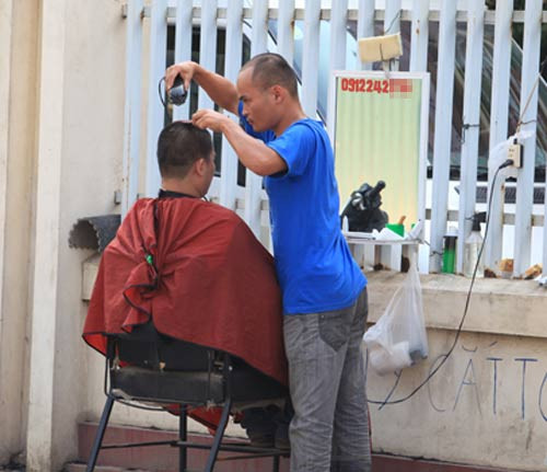 Cắt tóc cho đỡ "bí đầu" Cắt tóc cho đỡ "bí đầu"