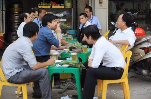 Trời nóng, lượng khách đến quán bia tăng vọt