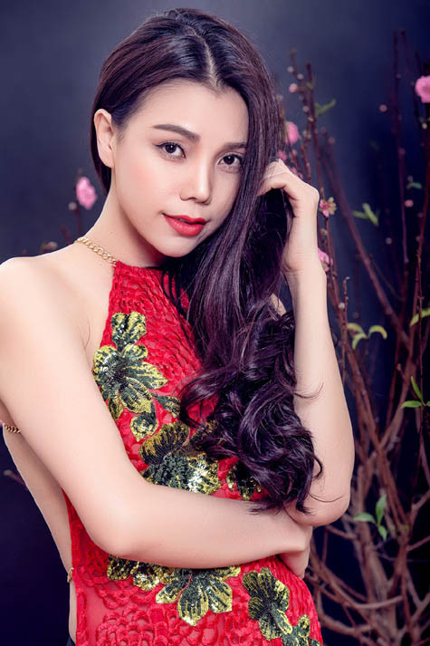 Nữ ca sĩ tâm sự: Năm nay là năm Ngọ, cũng là năm tuổi của Trà Ngọc Hằng (Canh Ngọ), đây cũng là một trong những lý do để Hằng quyết định thực hiện một MV đặc biệt mừng xuân mới, mừng năm tuổi của mình và chuẩn bị cho mình những bước tiến mới trong sự nghiệp ca hát, nghệ thuật. Nữ ca sĩ tâm sự: Năm nay là năm Ngọ, cũng là năm tuổi của Trà Ngọc Hằng (Canh Ngọ), đây cũng là một trong những lý do để Hằng quyết định thực hiện một MV đặc biệt mừng xuân mới, mừng năm tuổi của mình và chuẩn bị cho mình những bước tiến mới trong sự nghiệp ca hát, nghệ thuật.