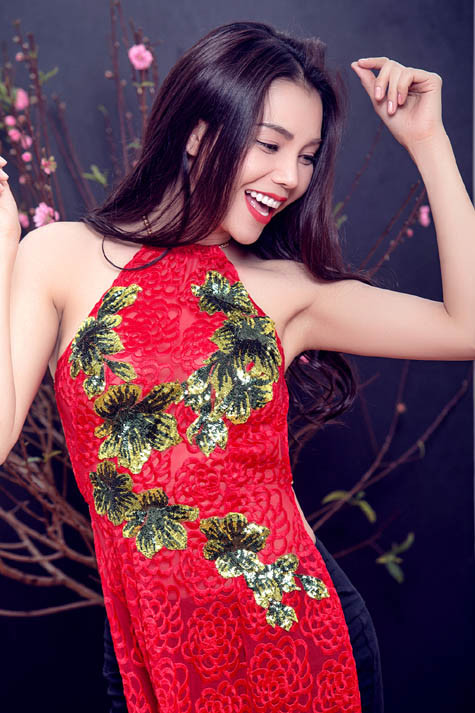 Với tinh thần của người trẻ tuổi, có chút tinh nghịch, đạo diễn Triệu Quang Huy lần đầu tiên cũng đứng ở vai trò sản xuất âm nhạc dự án “Câu chuyện đầu năm”, đã quyết định làm mới ca khúc theo hướng hiện đại, tươi mới với sự hoà trộn giữa những thanh âm truyền thống và hiện đại. Với tinh thần của người trẻ tuổi, có chút tinh nghịch, đạo diễn Triệu Quang Huy lần đầu tiên cũng đứng ở vai trò sản xuất âm nhạc dự án “Câu chuyện đầu năm”, đã quyết định làm mới ca khúc theo hướng hiện đại, tươi mới với sự hoà trộn giữa những thanh âm truyền thống và hiện đại.