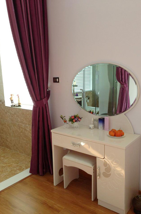 Tháng 9 vừa qua, Trọng Tấn khiến dư luận xôn xao một thời gian khi quyết định thôi dạy ở Học viên Âm nhạc, nơi anh đã gắn bó hàng chục năm qua. Nói về lý do từ bỏ Học viện Âm nhạc, giọng ca Tiếng đàn bầu cho biết: &quot;Tôi vẫn hát và dù ở trường hay tự do thì vẫn dạy học. Không có gì nghiêm trọng cả. Có thể vài năm nữa sắp xếp tốt công việc riêng, cống hiến tốt hơn cho sự nghiệp ca sĩ thì tôi lại quay lại giảng dạy&quot;.