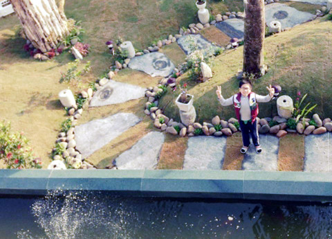 Trọng Tấn và vợ anh (tên là Thanh Hoa) cùng quê gốc Thanh Hóa, cả hai yêu nhau từ thời học phổ thông qua những bức thư gửi vội dưới ngăn bàn. Sau khi cả hai cùng ra Hà Nội, Trọng Tấn học Nhạc viện Hà Nội, còn Thanh Hoa thi đỗ trường ngoại ngữ. Trọng Tấn đã có hai con một con trai một gái. Hai vợ chồng cùng làm giáo viên ở Nhạc viện Hà Nội.