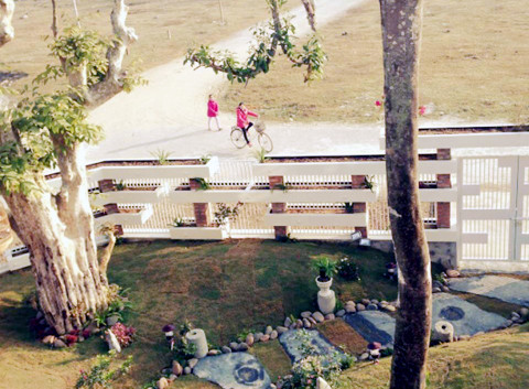 Không như nhiều nghệ sĩ hoạt động trong showbiz, Trọng Tấn là một trong số ít những nghệ sĩ ít khi chia sẻ về cuộc sống riêng tư. Do đó, những hình ảnh về căn nhà của anh ở Thanh Hóa vừa được &apos;bà xã&apos; anh khoe trên trang cá nhân cũng là một trong những hình ảnh hiếm đối với người hâm mộ.