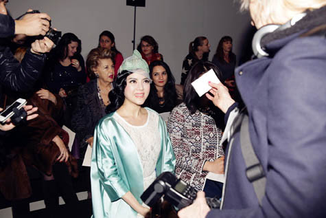 Lý Nhã Kỳ không còn là một gương mặt xa lạ đối với show diễn của thương hiệu Georges Hobeika, cô không chỉ được ông chủ của thương hiệu đón tiếp nồng nhiệt và cùng chụp hình tại backdrop mà còn được rất nhiều quan khách tới bắt chuyện và xin chụp hình lưu niệm chung. Lý Nhã Kỳ không còn là một gương mặt xa lạ đối với show diễn của thương hiệu Georges Hobeika, cô không chỉ được ông chủ của thương hiệu đón tiếp nồng nhiệt và cùng chụp hình tại backdrop mà còn được rất nhiều quan khách tới bắt chuyện và xin chụp hình lưu niệm chung.