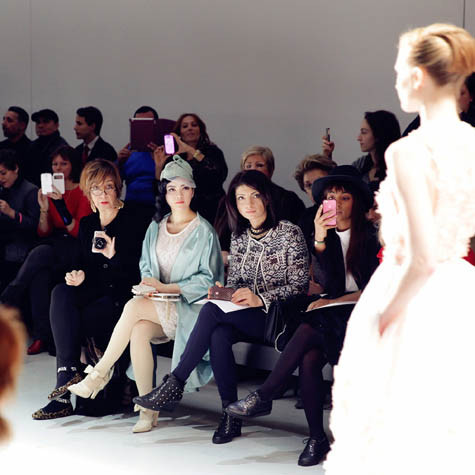 Kiều nữ khoác một chiếc áo khoác màu xanh dịu nhẹ, mang phong cách cổ điển, quý phái của thương hiệu Roksanda Ilincic ton sur ton với chiếc nón đội phong cách hoàng gia hiệu Celine Robert, bên trong áo khoác mỏng, kiều nữ diện chiếc đầm ren trắng tinh tế của thương hiệu Erin Fetherston (Mỹ) được mix với thắt lưng nhỏ xinh của Georges Hobeika có màu sắc ton sur ton với chiếc bóp cầm tay hiệu Marchesa…. Kiều nữ khoác một chiếc áo khoác màu xanh dịu nhẹ, mang phong cách cổ điển, quý phái của thương hiệu Roksanda Ilincic ton sur ton với chiếc nón đội phong cách hoàng gia hiệu Celine Robert, bên trong áo khoác mỏng, kiều nữ diện chiếc đầm ren trắng tinh tế của thương hiệu Erin Fetherston (Mỹ) được mix với thắt lưng nhỏ xinh của Georges Hobeika có màu sắc ton sur ton với chiếc bóp cầm tay hiệu Marchesa….